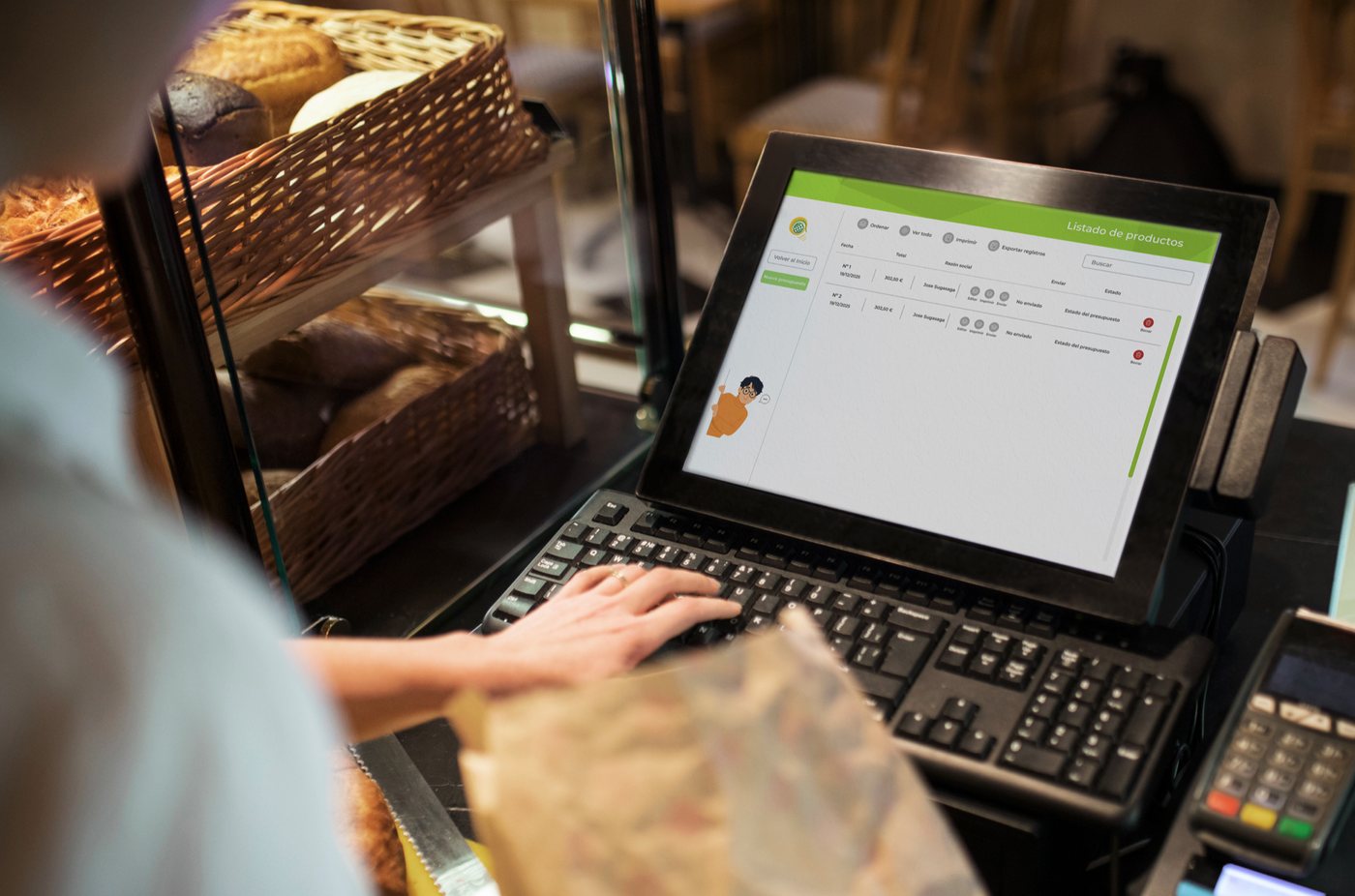 Persona atendiendo en el mostrador de una panadería con SigPyme abierto en la pantalla del punto de venta.